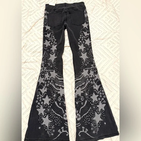 Free People We The Free Penny Pull On Flare Jeans Size 27 Star Print Mid Rise - Picture 2 of 6